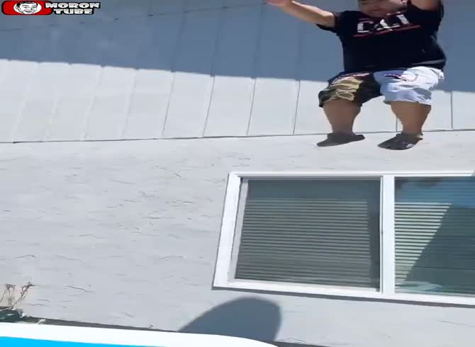 Video :An idiot plunges into a very shallow pool